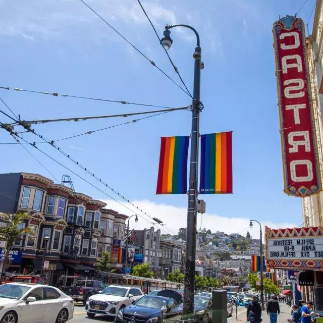 贝博体彩app的卡斯特罗区, avec le panneau du Castro Theatre et les drapeaux arc-en-ciel au premier plan.